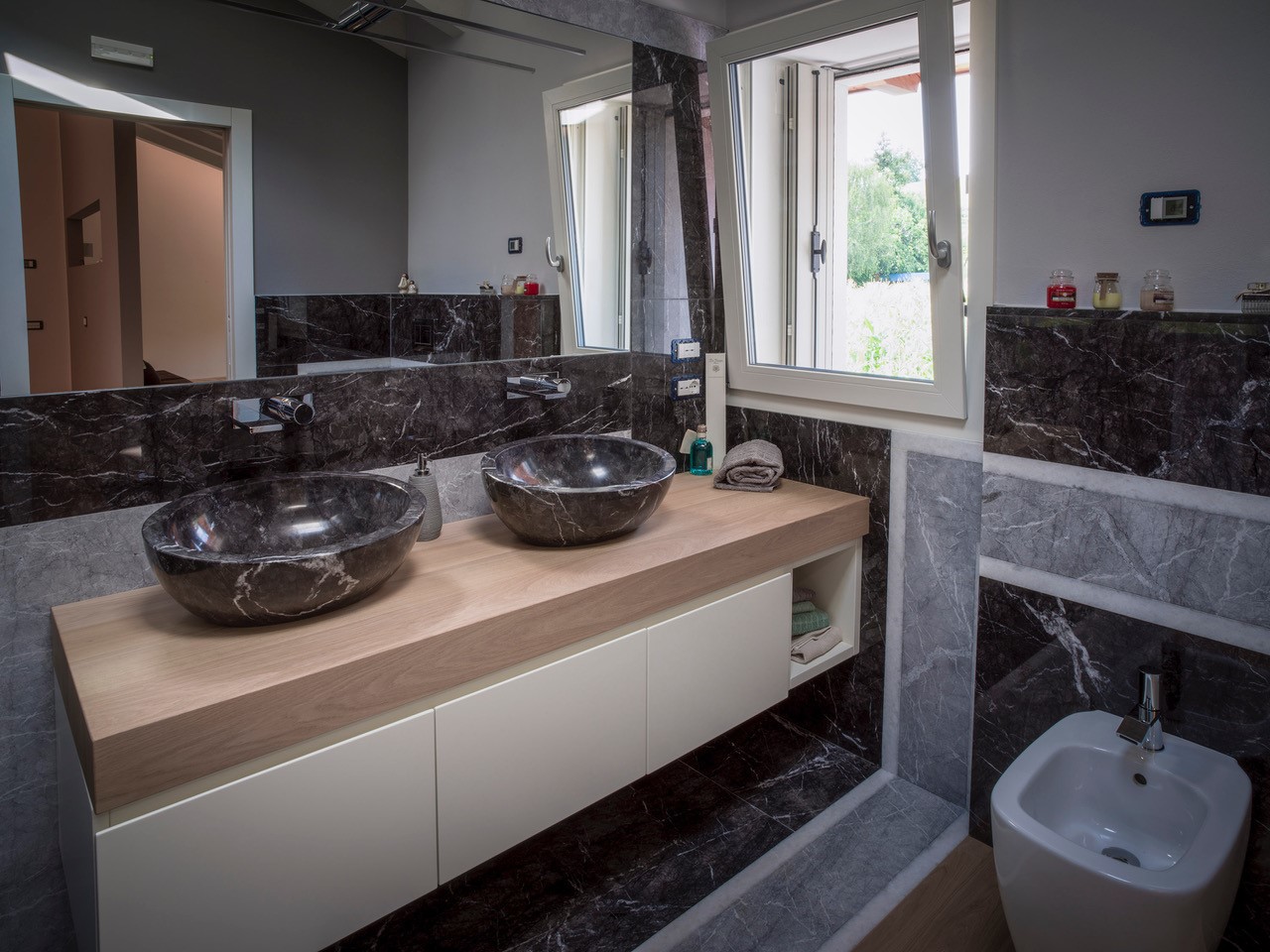 Rivestimento bagno in Grigio Carnico